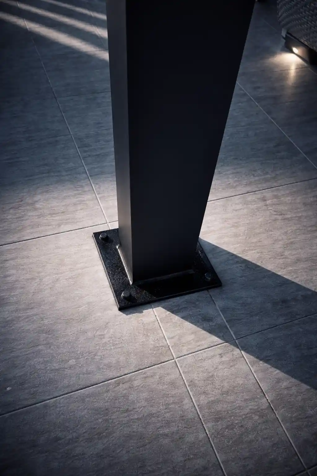 DESOLUX columns anchored to concrete via base plates